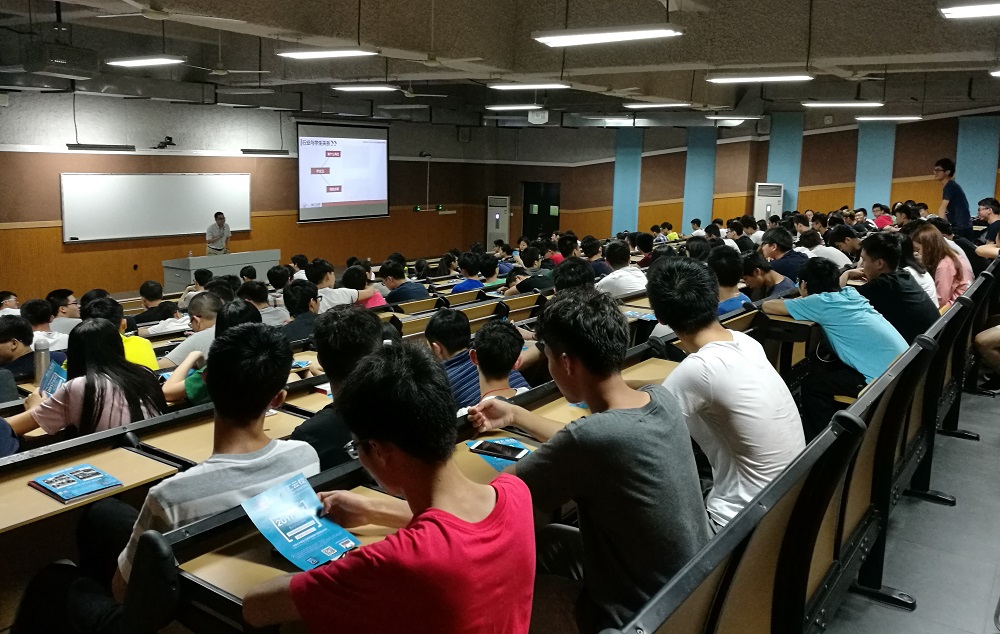 智汇云校经理在深圳信息职业技术学院举行的全国行活动中讲话.jpg