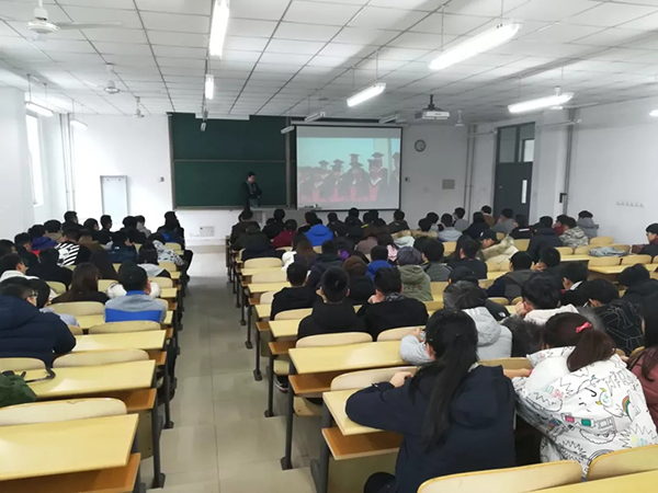 天津大学仁爱学院大数据技术大讲堂.jpg