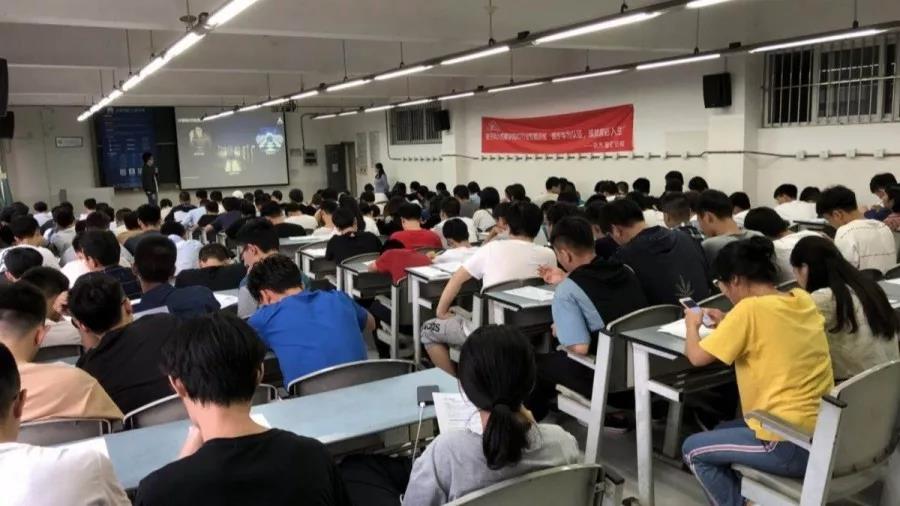 大学生考华为认证.jpg