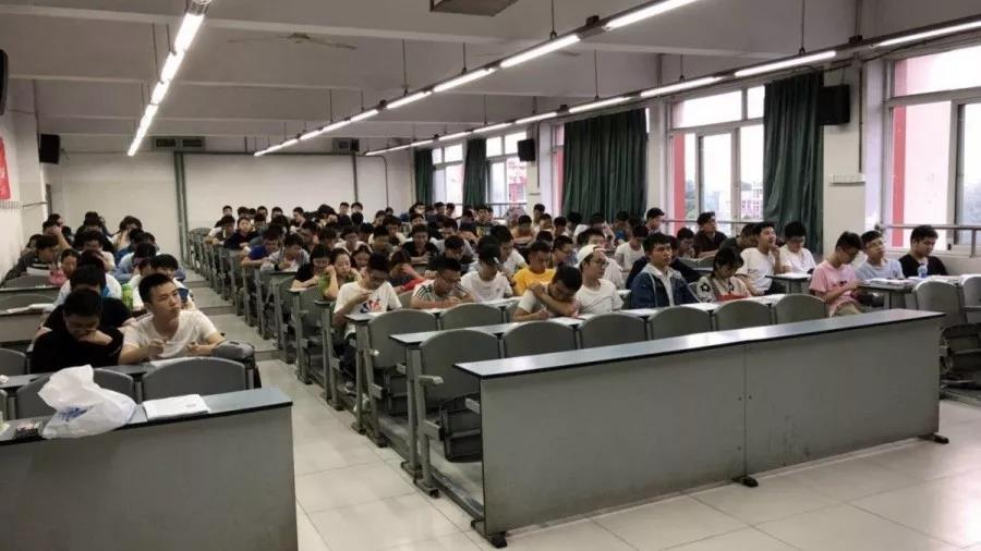 大学生考华为认证.jpg