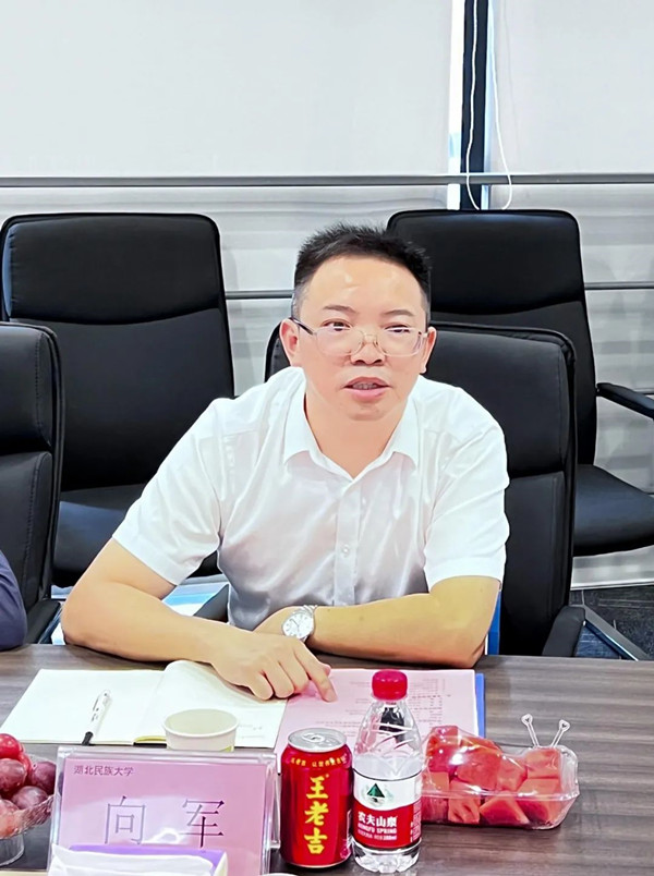 湖北民族大学向军.jpg
