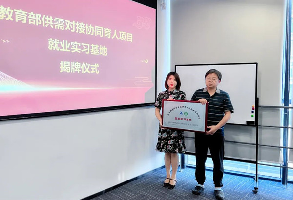 武汉工商学院领导莅临讯方技术.jpg
