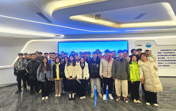 成都职业技术学院师生到访鲲鹏人才基地.jpg