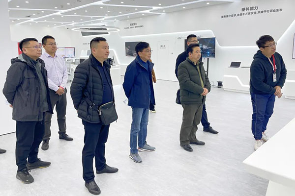 荆州职业技术学院领导莅临华为武研所、讯方武汉基地考察.jpg