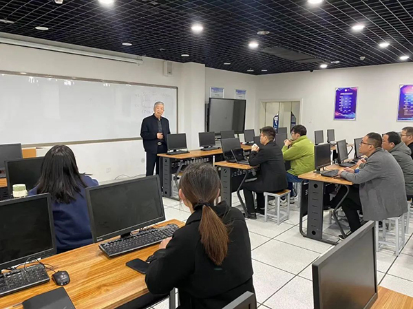 郑信信息学院院长张亚东.jpg