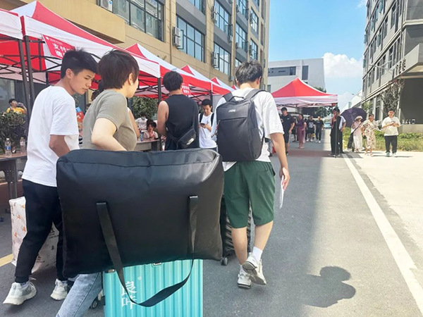 湖北开放职业学院迎新活动.png