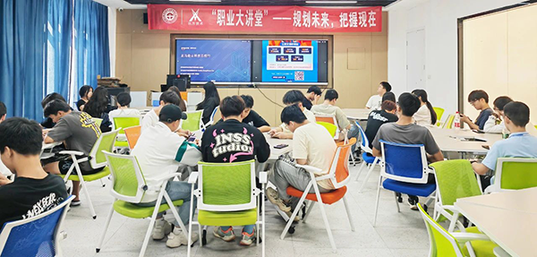 江西交通职院亚马逊云科技百校行.png