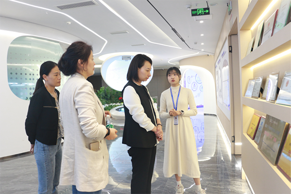 郑州市登封市副市长侯惠婷莅临鲲鹏人才基地参观.png 郑州市登封市副市长侯惠婷莅临鲲鹏人才基地参观.png