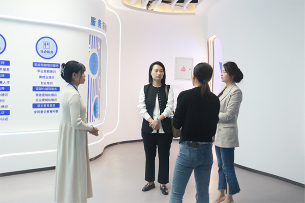 郑州市登封市副市长侯惠婷莅临鲲鹏人才基地参观.png 郑州市登封市副市长侯惠婷莅临鲲鹏人才基地参观.png