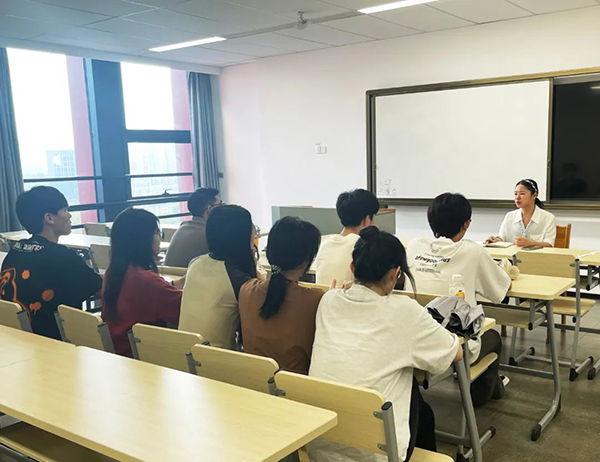 广州商学院华为创新班班委交流座谈会.png