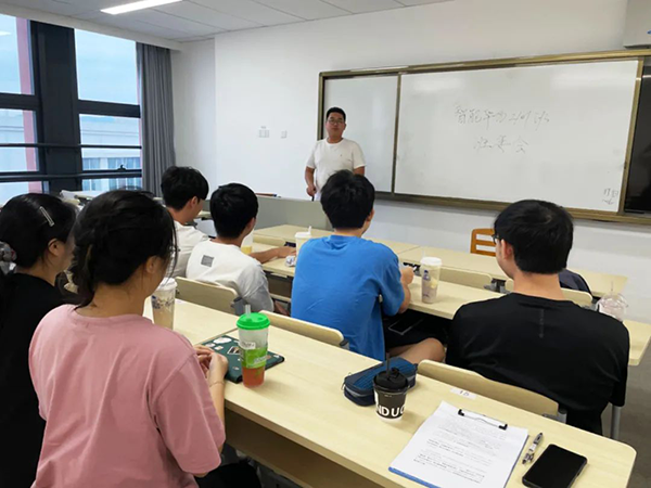 广州商学院华为创新班班委交流座谈会.png