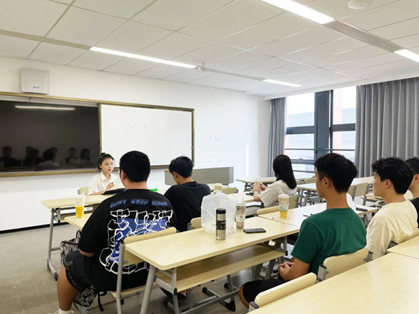 广州商学院华为创新班班委交流座谈会.png