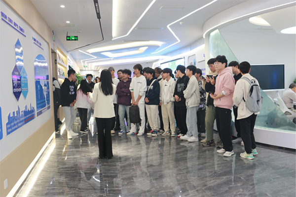 内江师范学院师生到访鲲鹏人才基地.png