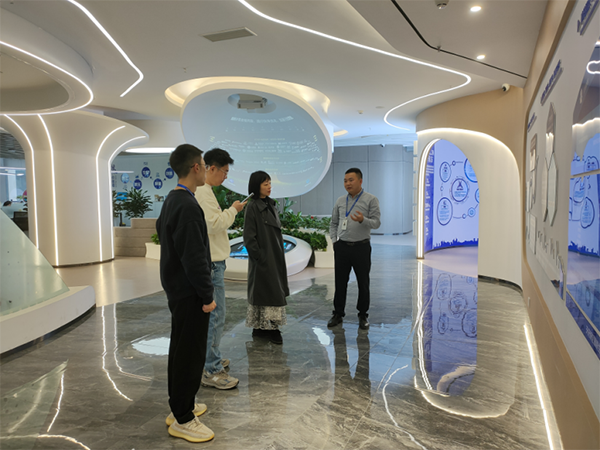 成都工业学院网络与通信工程学院领导一行莅临鲲鹏人才基地开展调研交流.png 成都工业学院网络与通信工程学院领导一行莅临鲲鹏人才基地开展调研交流.png