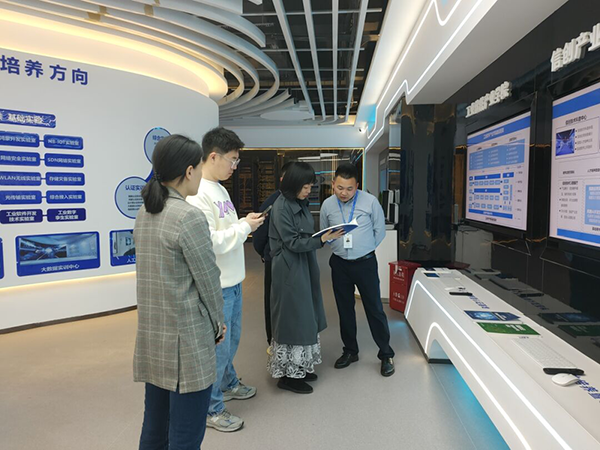 成都工业学院网络与通信工程学院领导一行莅临鲲鹏人才基地开展调研交流.png 成都工业学院网络与通信工程学院领导一行莅临鲲鹏人才基地开展调研交流.png