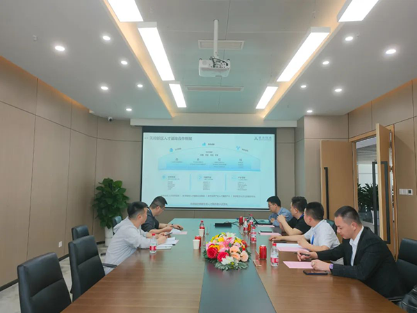 贵州电子科技职业学院领导一行莅临鲲鹏人才基地考察交流.png
