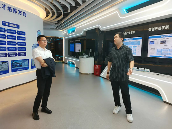 成都职业技术学院领导一行莅临鲲鹏人才基地考察交流.png
