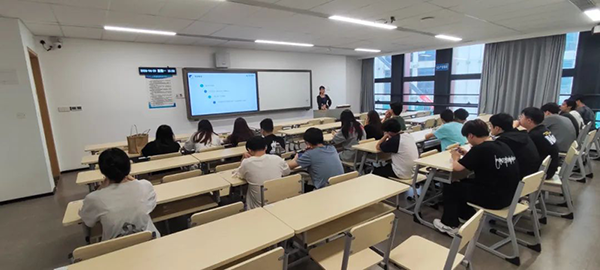 广州商学院开展就业指导课程.png