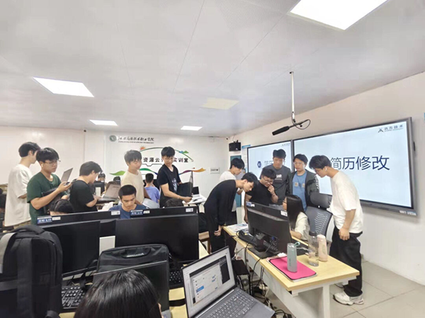 江西应用技术职业学院开展就业内训之简历专项指导课程.png 江西应用技术职业学院开展就业内训之简历专项指导课程.png