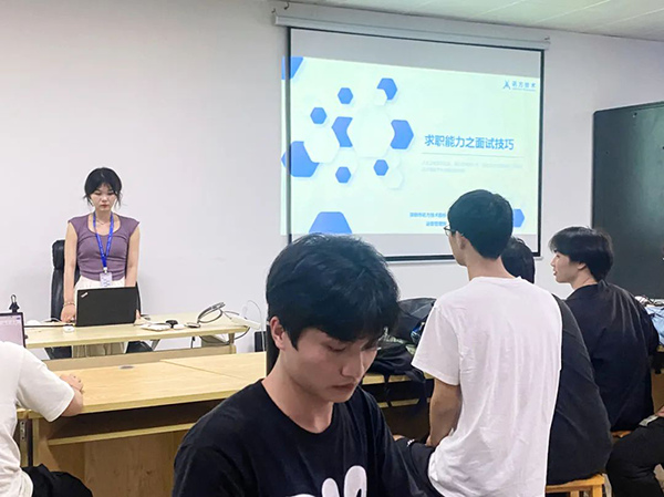 江西应用技术职业学院开展就业内训之面试专项指导课程.png