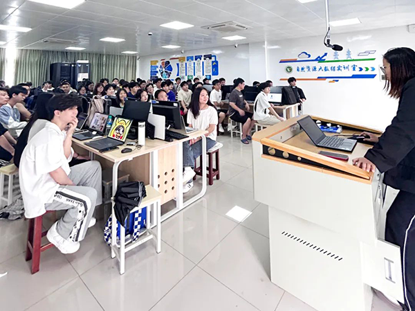 江西应用技术职业学院开展就业内训之面试专项指导课程.png