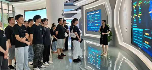 重庆机电学子走进鲲鹏计算产业生态重庆中心.png 重庆机电学子走进鲲鹏计算产业生态重庆中心.png