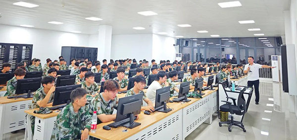 数通专业的董建辉老师.png