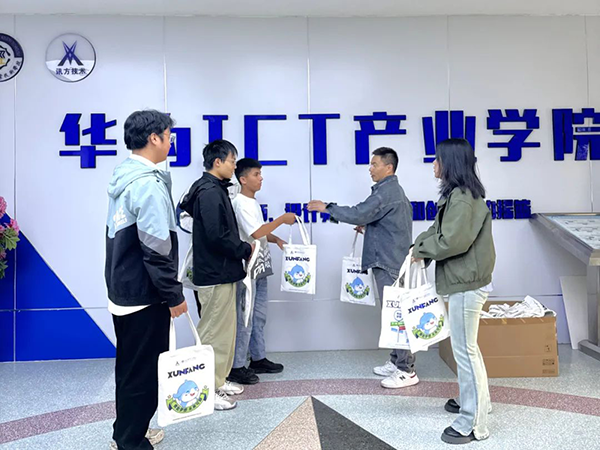 新疆轻工职业技术学院迎新工作.png